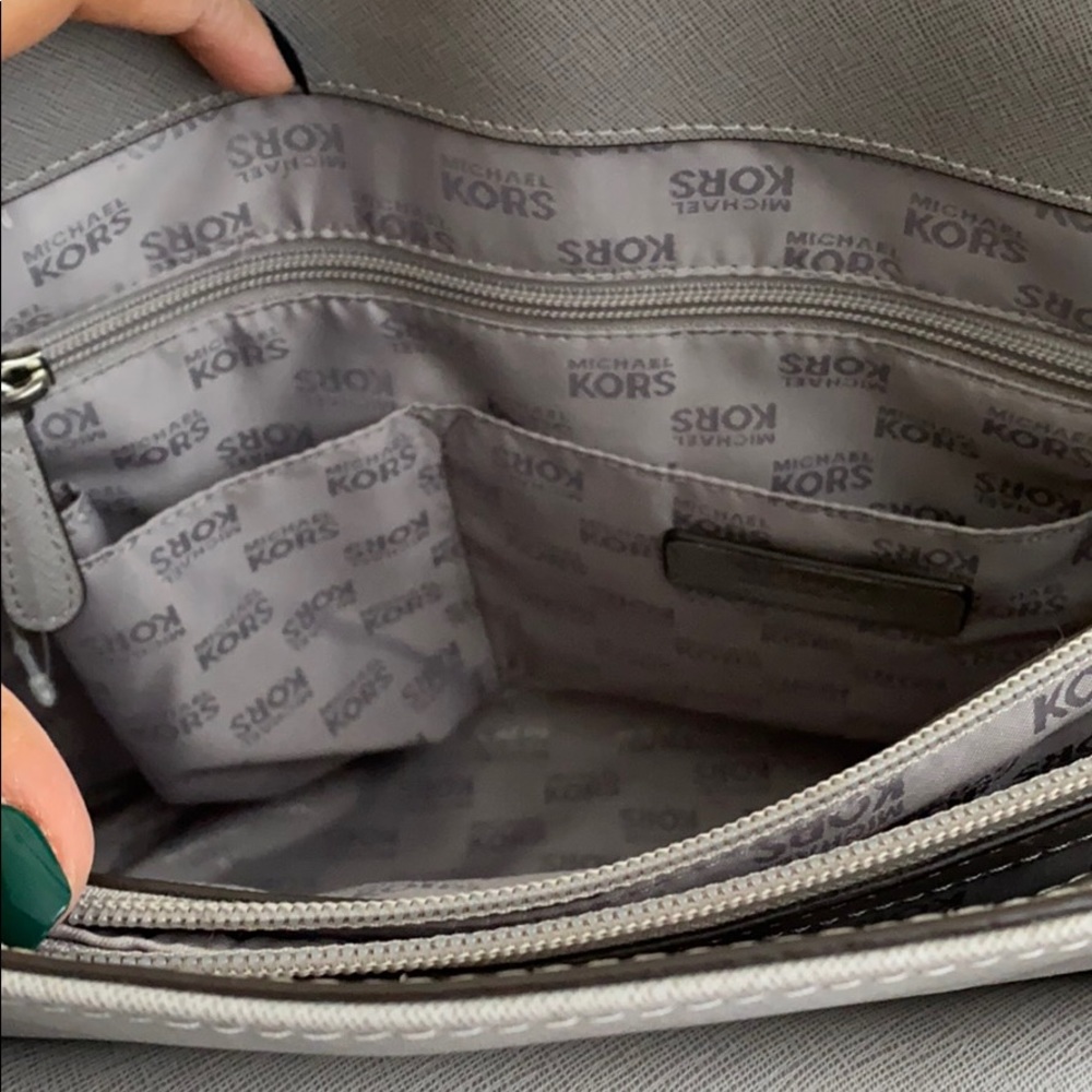 🎉HP🎉 Michael Kors Pearl Gray Jet Set Bag - Picture 11 of 15